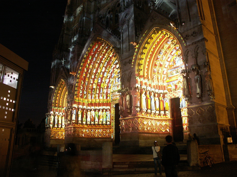Porche de la cathédrale d'Amiens pendant le son et lumière